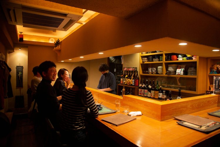 毎月訪れる常連客も多数。カウンター8席なので予約推奨。