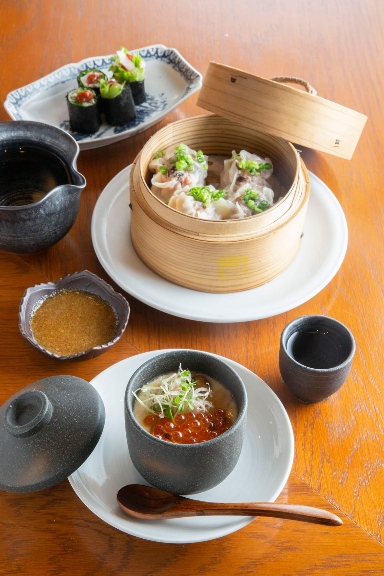 茶碗蒸しはお通しの一品。ガリと芽葱の薬味海苔巻 500円(ハーフ)。薄皮で肉の旨味が際立つ粗挽き海老シュウマイ 770円。