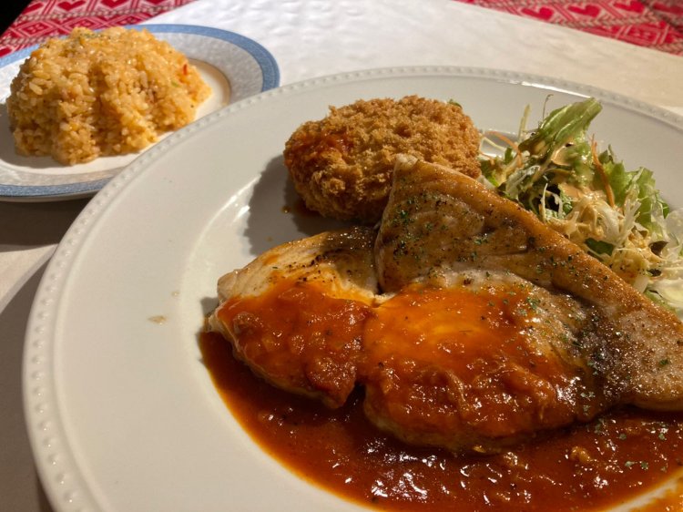 エルボーもクロアチア料理は初めてのようで大喜び。土日のランチは予約しないと入れないくらいかなり混むみたい。