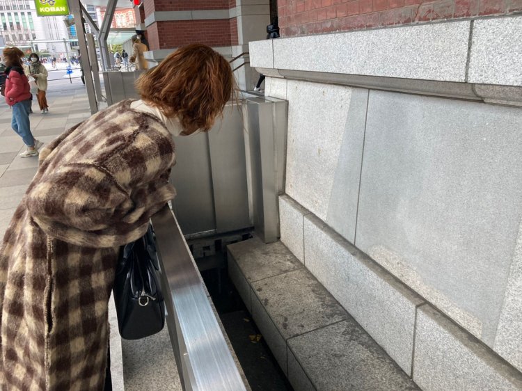 建造物が揺れてもいいように駅舎のまわりに隙間がある。