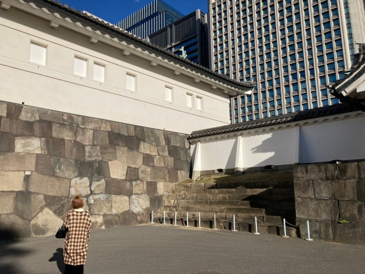 大手門。江戸と現代が混在するダイナミックな風景。オフィス街とはガラッと雰囲気が変わる。