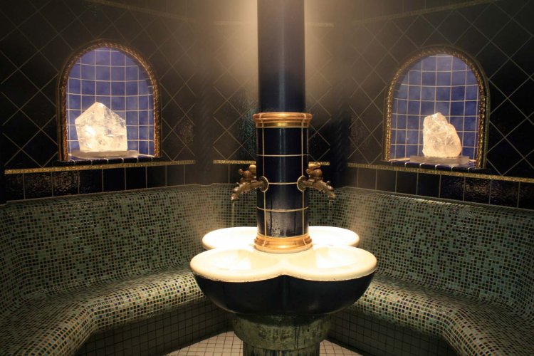 ヨーロッパ調の意匠を施したテルマリウムサウナ。