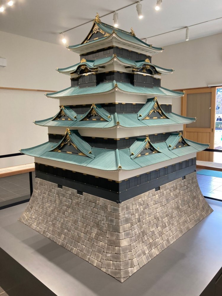 1657年の明暦の大火以降再建されることのなかった天守閣はこんな感じ。現在のビルに直せば20階建てという高層建築物だったそうな。