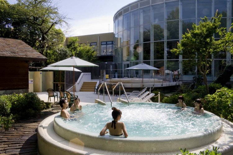 庭園の緑を間近に眺める屋外ジャグジーは、やわらかな肌触りの軟水を使用。