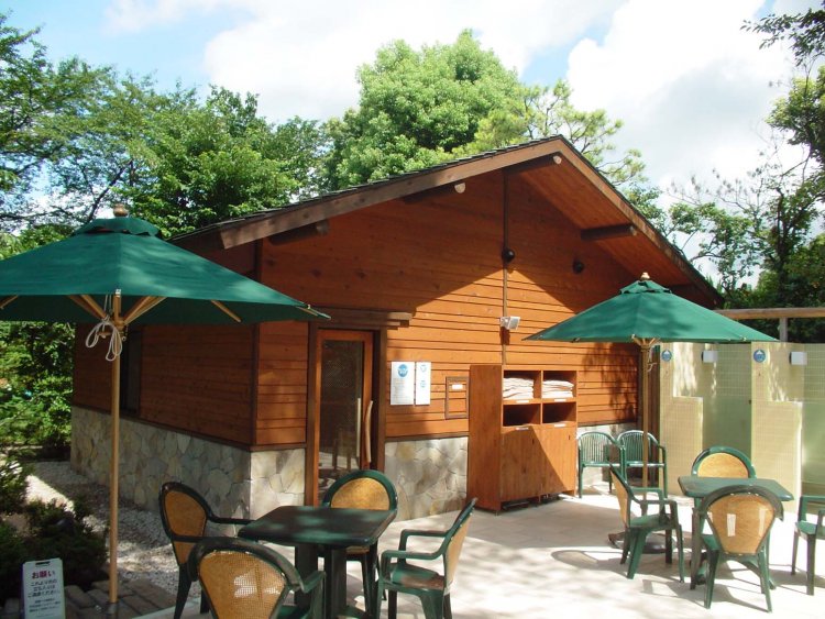 山小屋風建物の屋外のフィンランドサウナは国内でも最大規模。