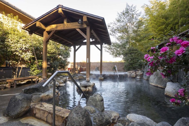 東屋をもつ源泉岩風呂は、植栽に囲まれた風呂で露天エリアでは最大規模。