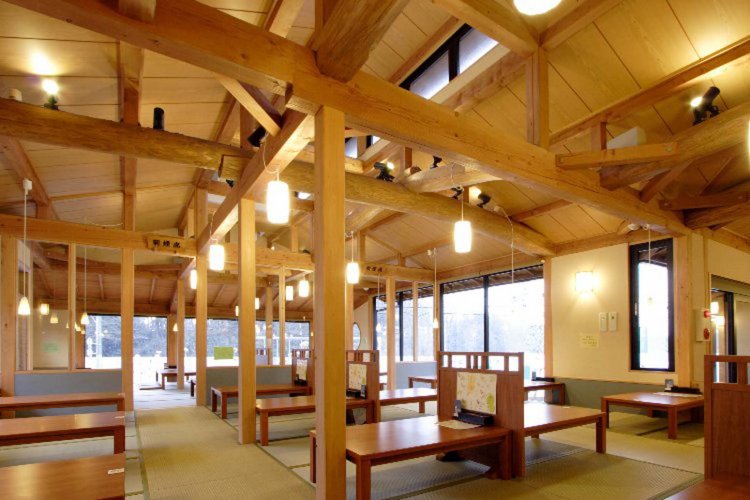 足を伸ばしてゆっくりくつろげるお食事処「竹膳」。券売機で食券を買い、セルフサービスで料理を運ぶ。