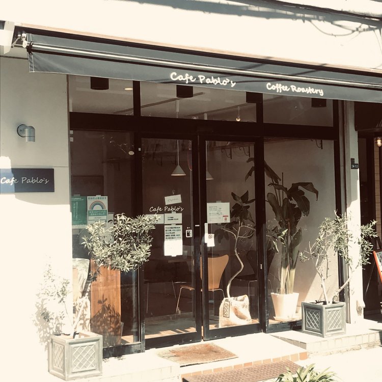 商店街に佇む温かな雰囲気のお店。