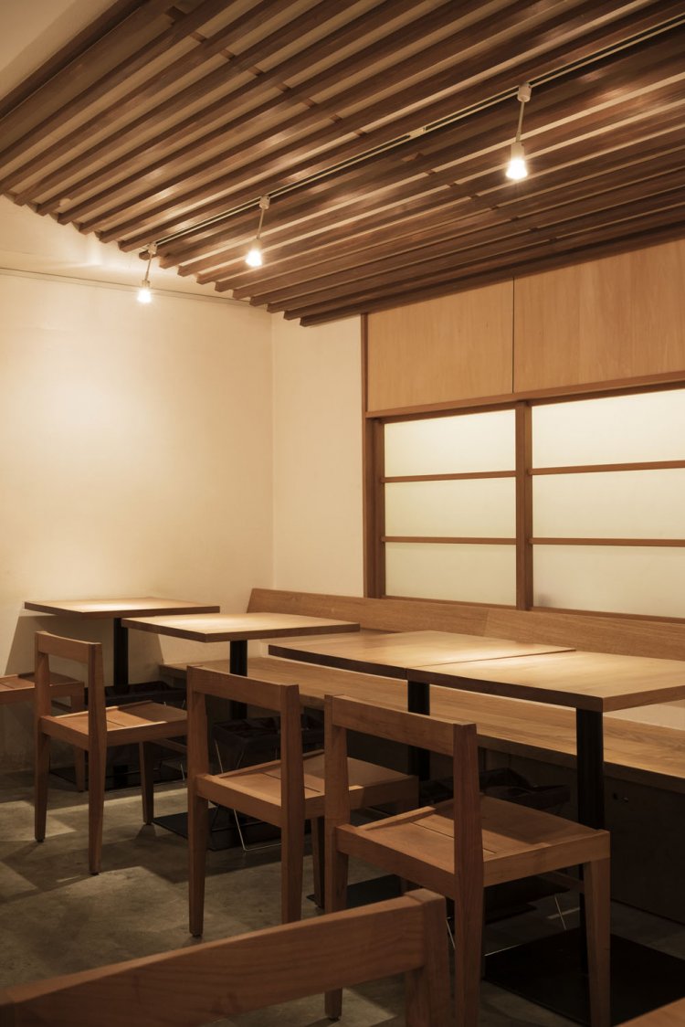 お茶席の風情も漂う店内。