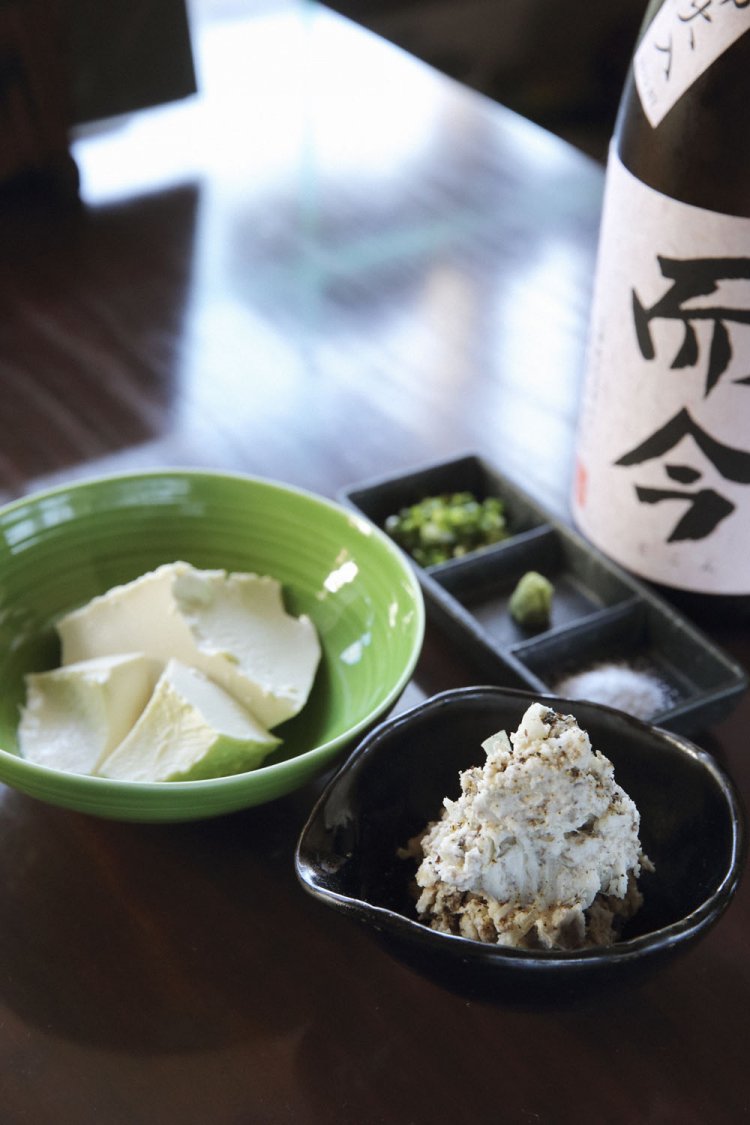 手作り豆腐580円、燻製の焼魚が入ったポテサラ780円、「而今」純米吟醸。