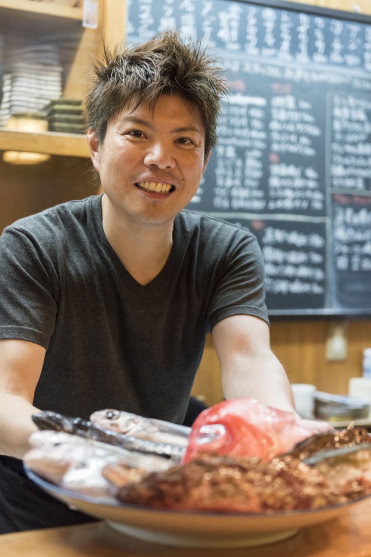 2代目の佐々木さんは、日本酒好き。純米酒も揃うが、懐に優しい高清水2合733円もある。