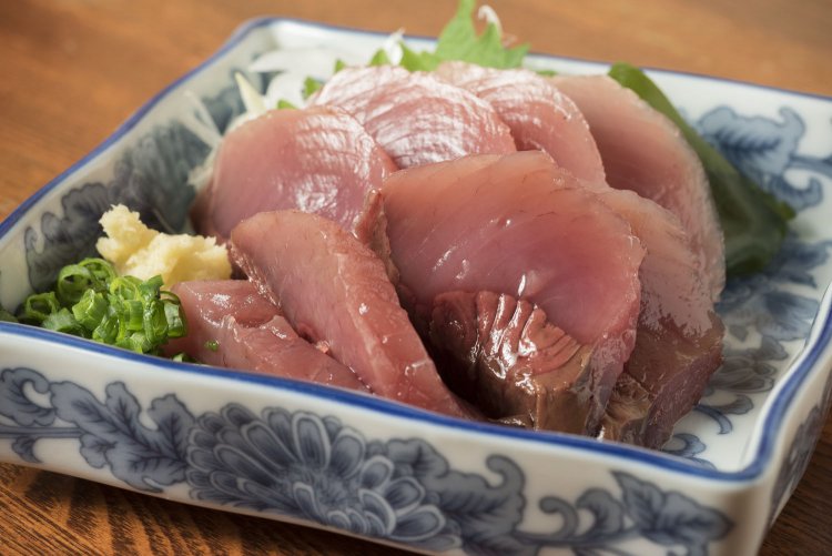 宮城県産かつお刺550円。盛りの良さも魅力。