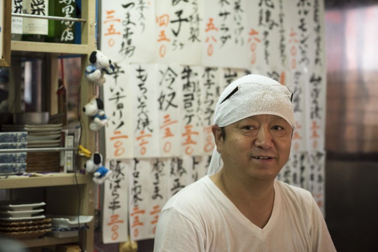 海が好きでサザンのファンという店主、菅原さん。