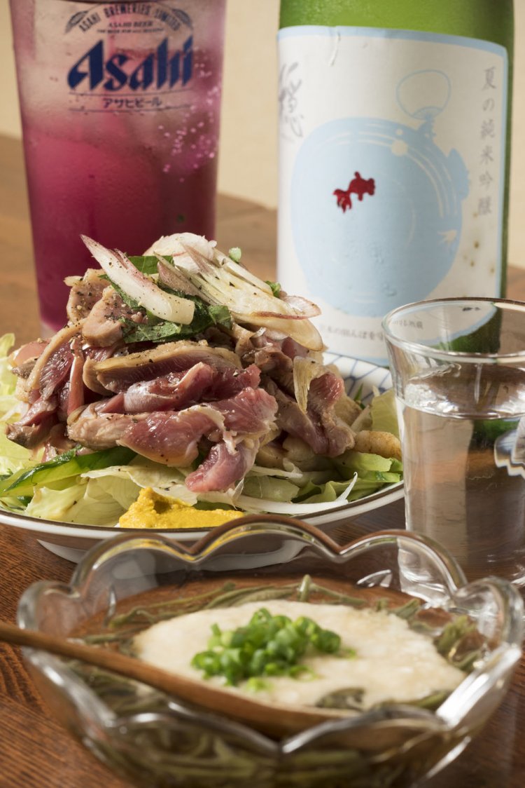 宮崎産地鶏タタキ530円、秋田のじゅんさいとろろ400 円。日本酒四合瓶は2500円でキープOK、グレープサワー400円などサワー類も充実。