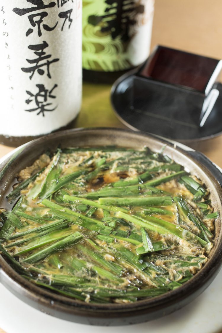 ニラ玉450円には、日本酒を。京都の佐々木酒造より京寿楽純米酒1合600円、定番の旭寿は2合600円。懐具合に応じて飲めてうれしい。