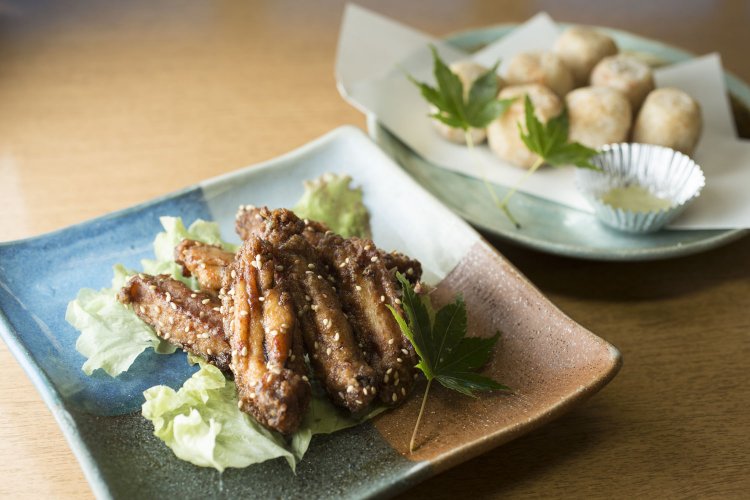 どんな酒にも合う、手羽ピリ唐揚480円、里芋煮揚550円。