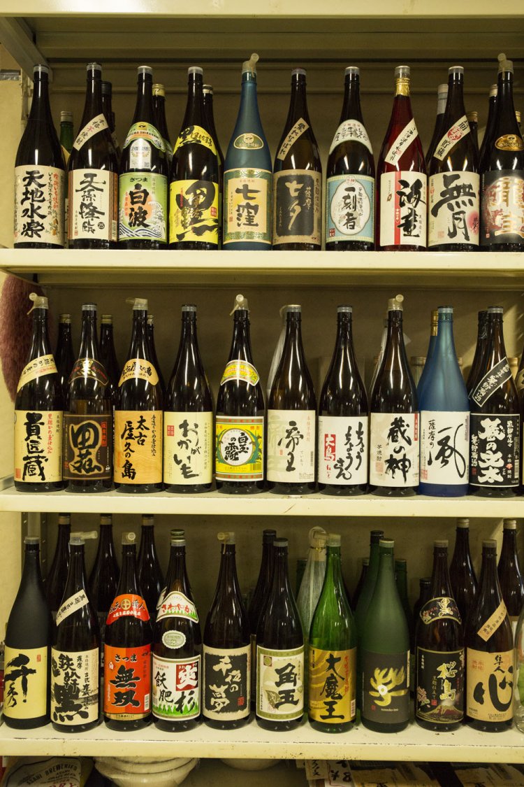 焼酎はランク別に陳列する。グラス500円～森伊蔵の2625円まで。