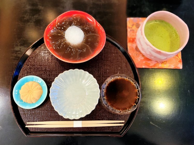 生わらびもち 1200円。抹茶セット＋300円（抹茶単品 600円）。