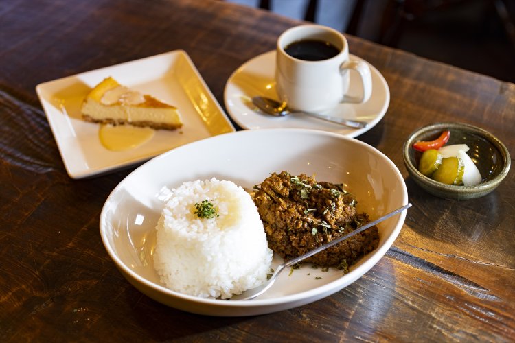 カフェのキーマカレーと温泉水で淹れるコーヒー。セットで1210円。チーズケーキ440円も自慢。