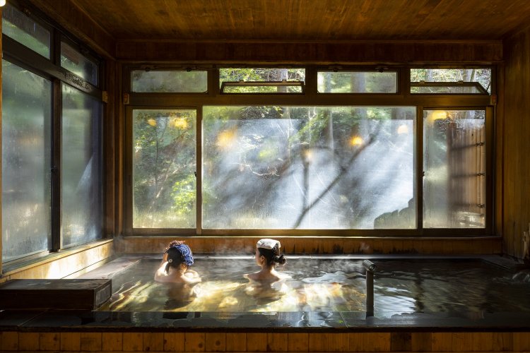 やわらかな木漏れ日がゆらゆらと湯を照らす。