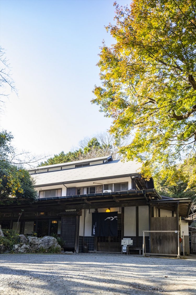 町田市の農家を移築した風情ある構え。