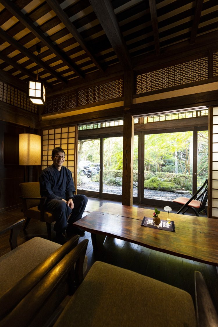 立派なはりのロビーにて。「どうぞのんびりお過ごしください」と山本さん。