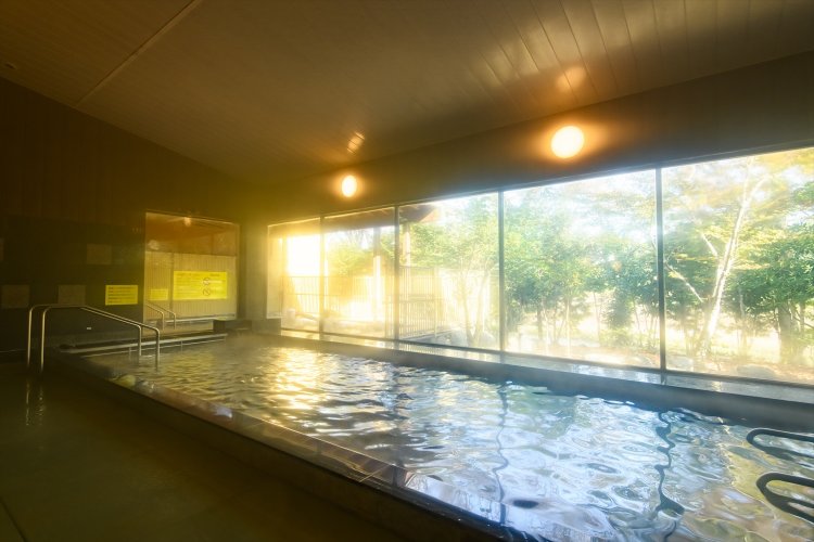 内湯も畳敷きの洗い場で足に優しい。