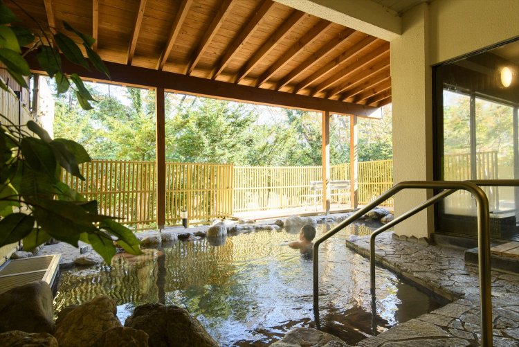 露天風呂の近くを荒川が流れる。