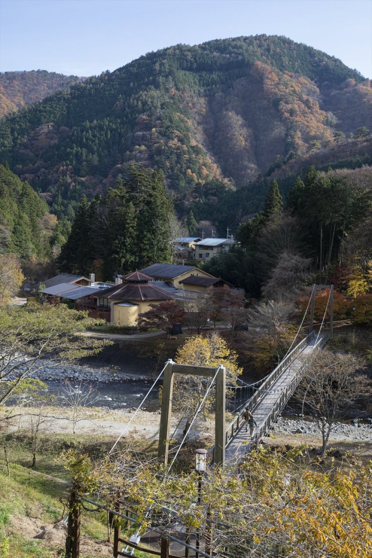 道の駅から吊り橋を渡り温泉へ。