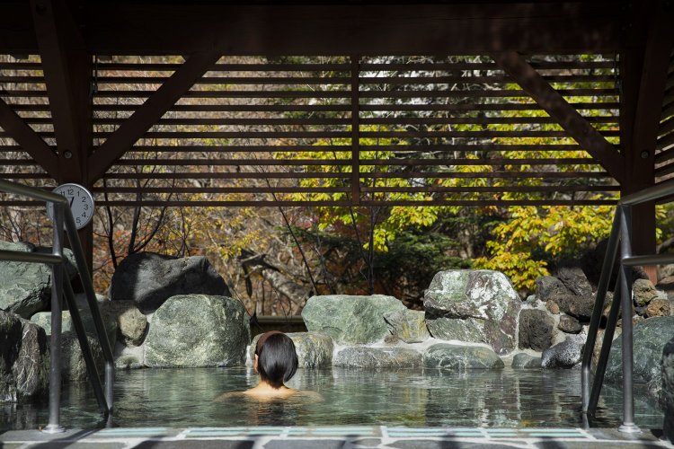 川音が届く露天風呂。