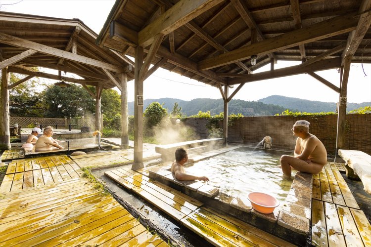 山に沈む夕日も美しい。女湯と男湯は毎日交代。