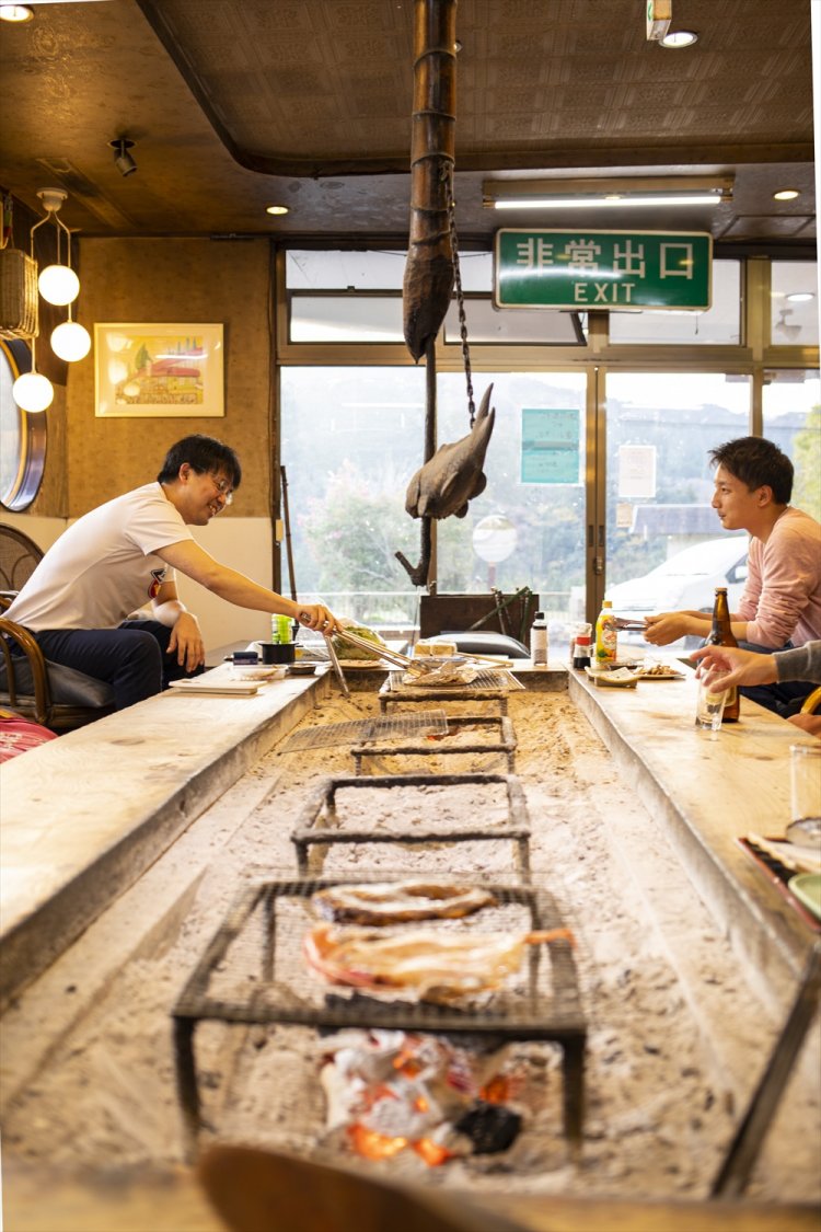 隣で炭焼きをしていた青年たちと意気投合。道の駅で買ったウインナーをお裾分けしてくれた！　