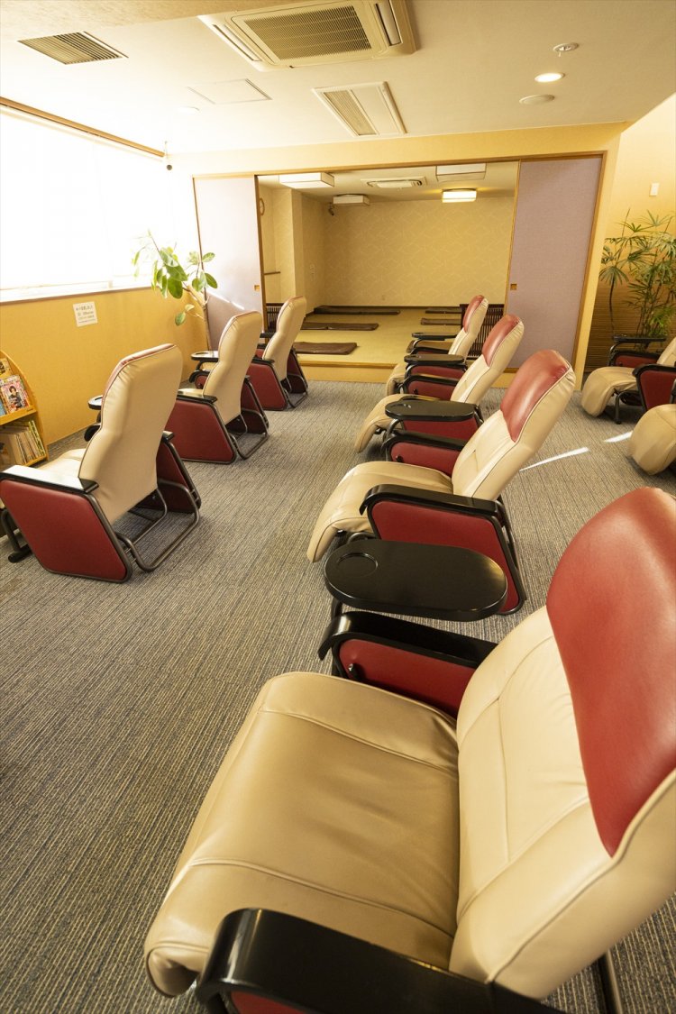 リクライニングチェア、畳み部屋を備えた2階お休み処。