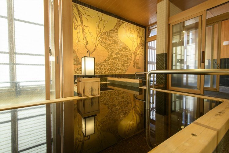 4階は尾形光琳「紅白梅図屏風」がモチーフ。