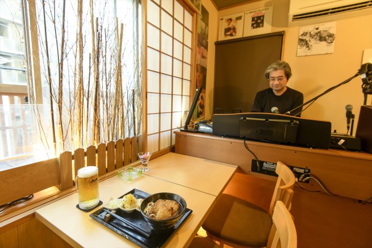 2階『café&barとまどい』で一杯。さつま揚げうどん600円は小腹にいい。