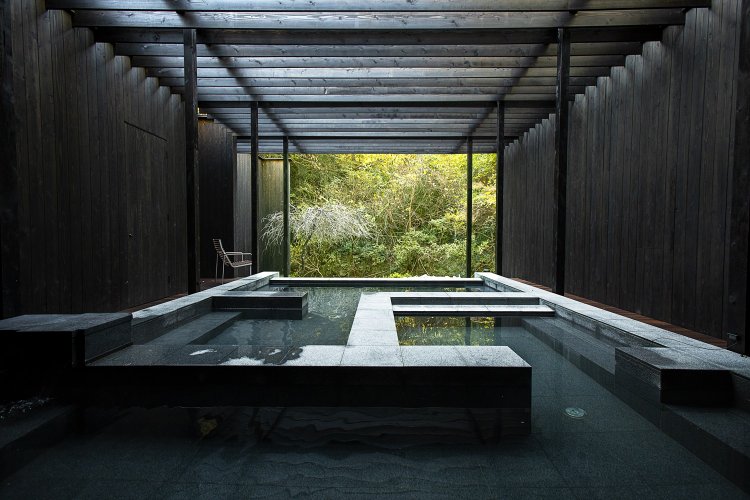 4つに区分けされた浴槽。手前と奥で温度を変えて湯をかけ流し、温度のグラデーションを体感。