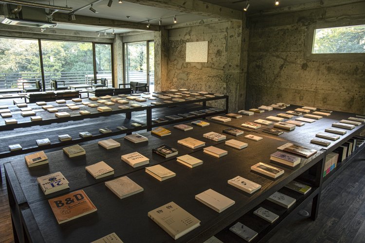 1500冊の蔵書から150冊を開架するライブラリー。好きな場所へ持ち出せる（浴場以外）。