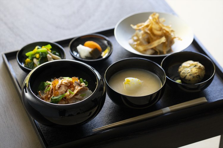 食事メニューは月替わり。自然の恵み満載の料理が漆器の応量器に盛られる。