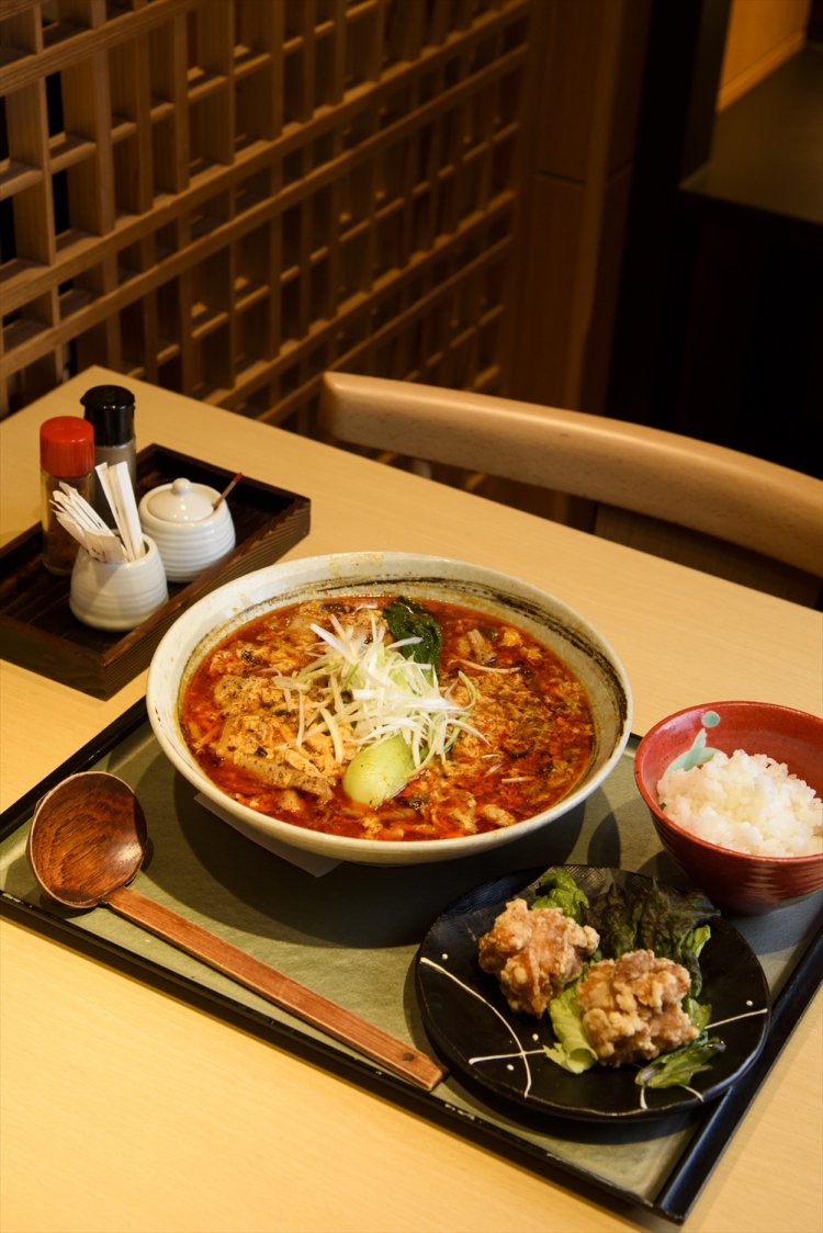 キノコたっぷり酸辣湯麺は唐揚げ＋羽釜炊きのごはん付き1300円。