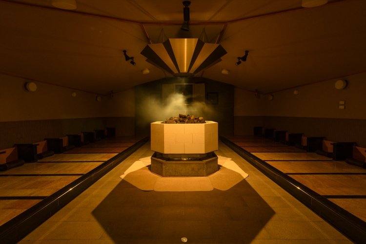 岩盤浴は＋880円（土・日・祝・12月30日～ 1月5日は＋990円）。「風」のロウリュ時 は米村でんじろう氏監修の空気砲が飛ぶ。