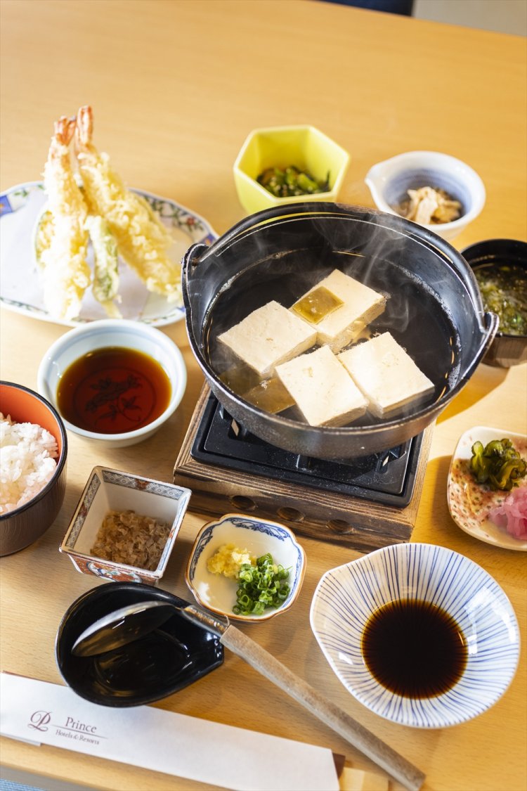 箱根大平台の老舗・角山の豆腐を使った箱根姫の水たま肌もめん湯豆腐御膳。入浴料込みで3564円。