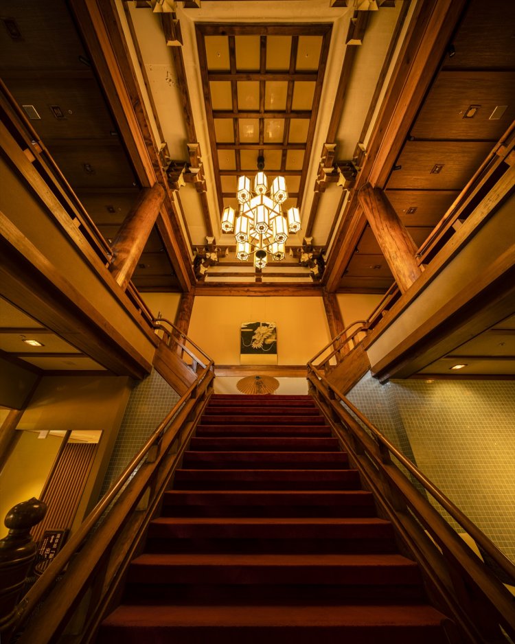 建物は国登録有形文化財。美しい中央階段ホール。