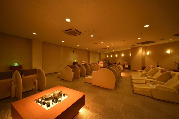 静かな音楽が流れるクローズドリラクゼーションエリア。湯上がりのひと休みはここで。