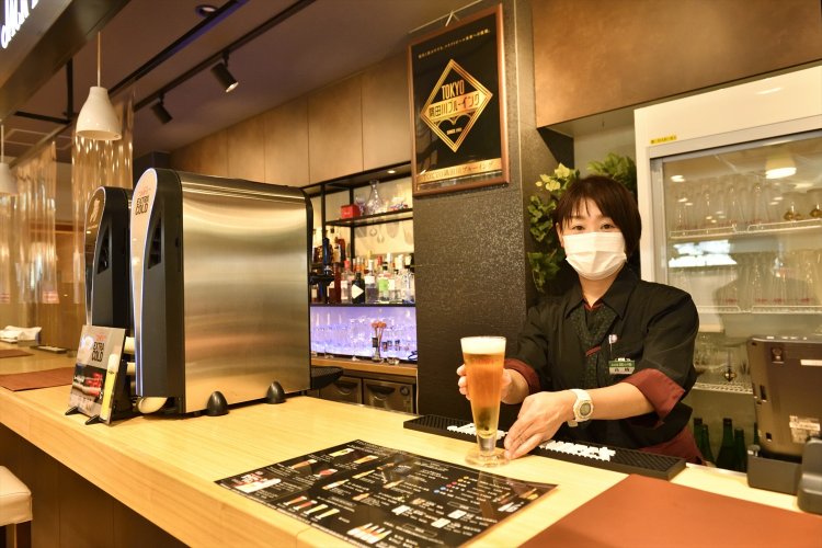 日本酒、ウイスキー、ワイン、クラフトビールなど、品ぞろえも豊富なバーカウンター。