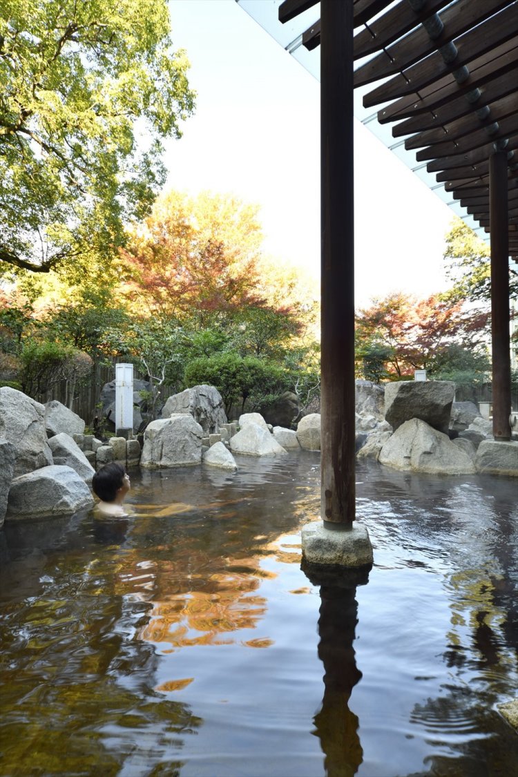 日本を代表する造園設計家・小形研三氏作である、庭に囲まれた風情ある景観の『庭の湯』の露天岩風呂。 「庭園と一体となった源泉露天風呂は極上の癒やし空間！」