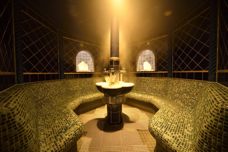 古代ローマ風呂の雰囲気を漂わせるサウナ室で、蒸気浴が楽しめるテルマリウムサウナ。