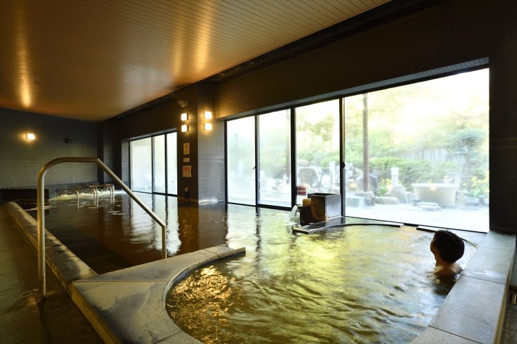 手前はミクロの気泡が体を包むミクロバイブラ浴。ソフトな泡の刺激でリラックスできる。