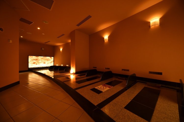 薬石が遠赤外線を放出し、体を芯から温める岩盤浴。510円（土・日・祝は710円）。
