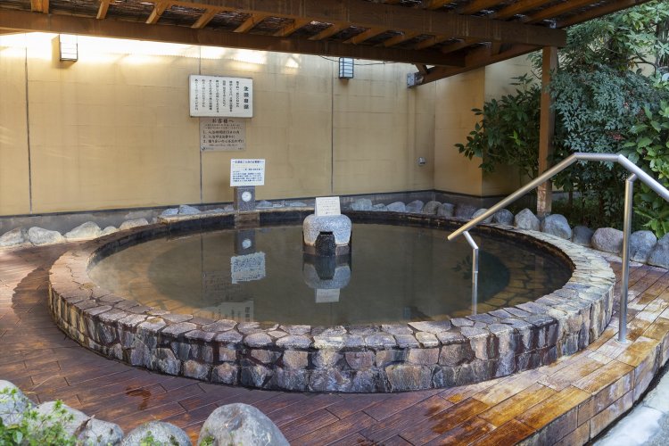 加温・加水なし、源泉そのままを注ぐ生源泉湯は38.3℃のぬる湯なので長湯好きに好評。