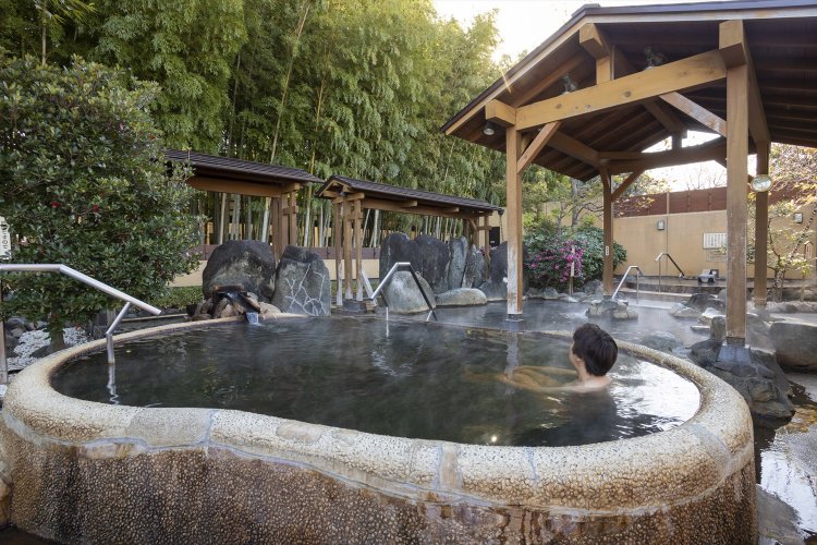 源泉を加温した42℃の源泉あつ湯。少し浸かっただけで顔から汗が出てくる。